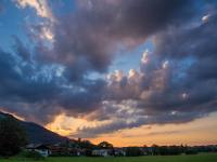 Dunkle Quellwolken und Sonnenstrahlen